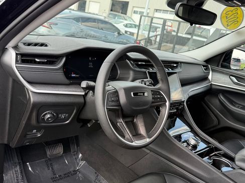 Used 2023 Jeep Grand Cherokee L Limited AWD/4WD image 4