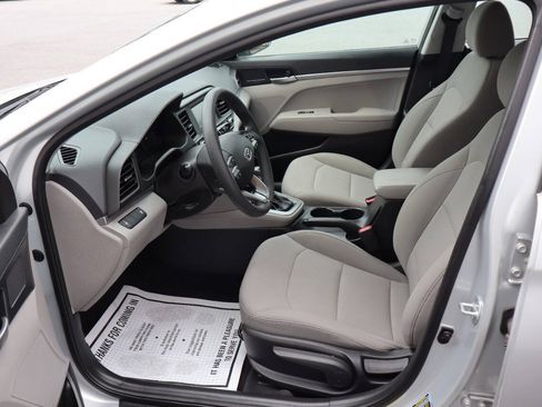 Used 2019 Hyundai Elantra SE FWD image 5