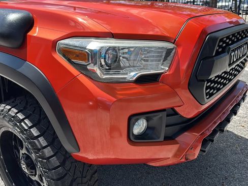 Used 2017 Toyota Tacoma TRD Off-Road w/ Premium & Technology Package AWD/4WD image 37