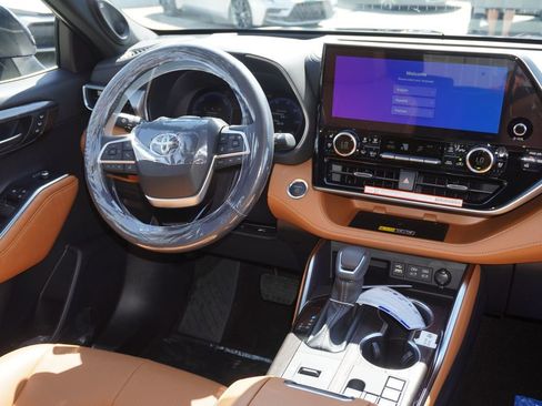 New 2026 Toyota Highlander Platinum image 6