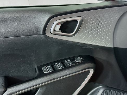 Used 2025 Kia Soul LX w/ LX Technology Package FWD image 15