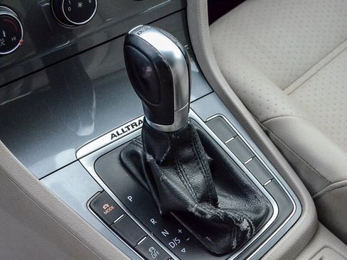 Used 2017 Volkswagen Golf Alltrack S image 23