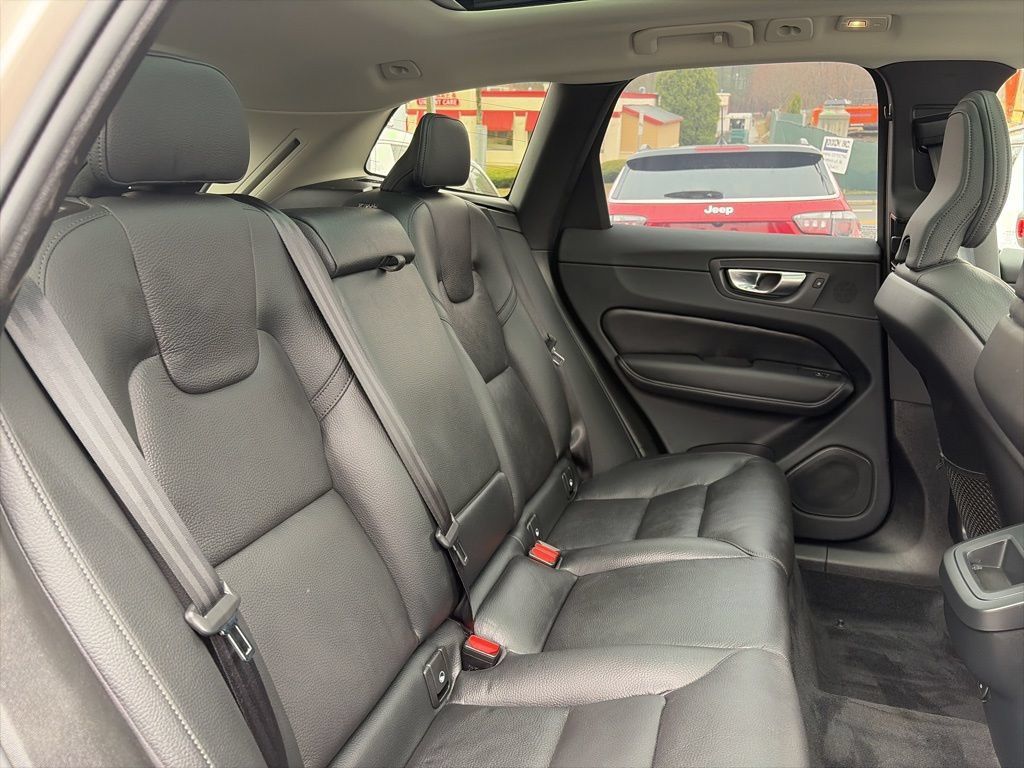 Used 2025 Volvo XC60 B5 Plus AWD/4WD image 19