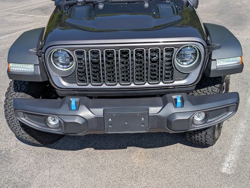 Used 2025 Jeep Wrangler Unlimited Rubicon 4xe w/ Convenience Group AWD/4WD image 12