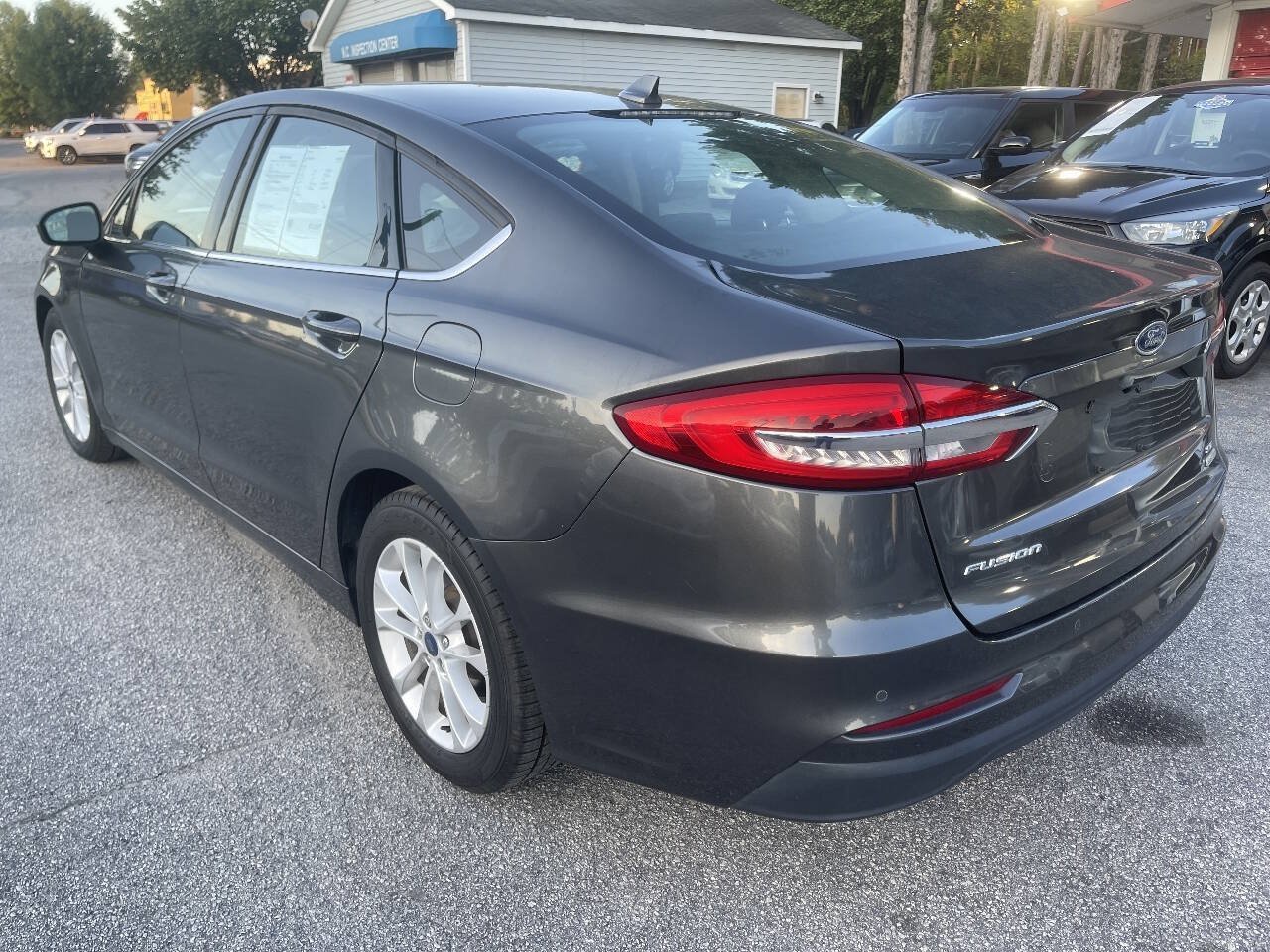 Used 2020 Ford Fusion SE FWD image 4