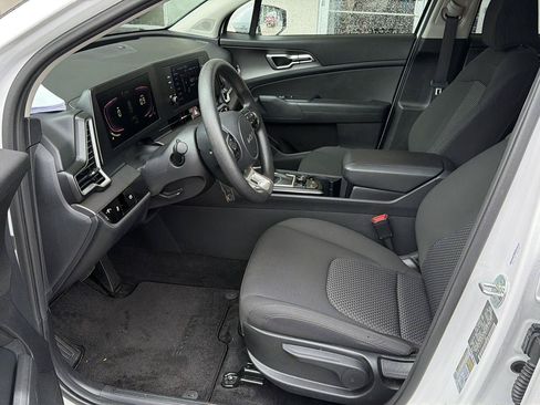 Used 2025 Kia Sportage LX FWD image 10