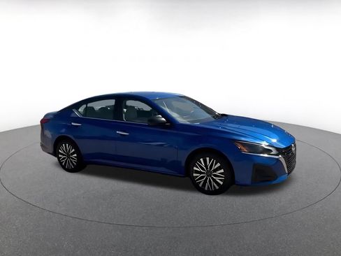 Used 2025 Nissan Altima 2.5 SV FWD image 2