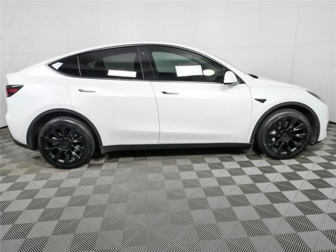 Used 2023 Tesla Model Y Long Range AWD/4WD image 2