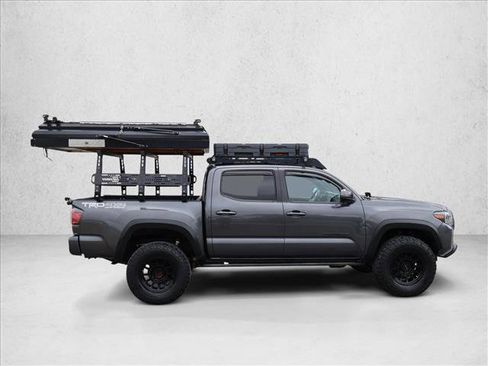 Used 2018 Toyota Tacoma TRD Off-Road w/ Technology Package AWD/4WD image 4