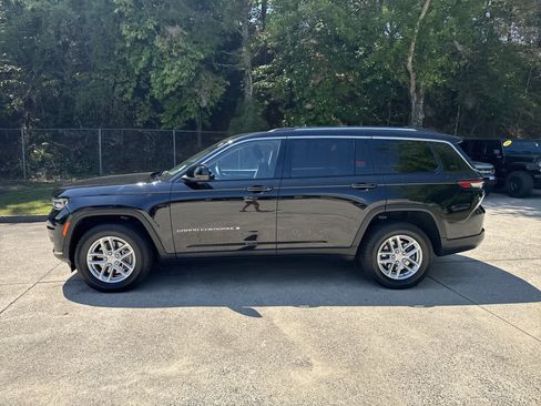 Used 2022 Jeep Grand Cherokee L Laredo w/ Luxury Tech Group I RWD image 4
