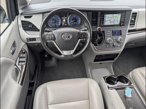 Used 2020 Toyota Sienna XLE image 7