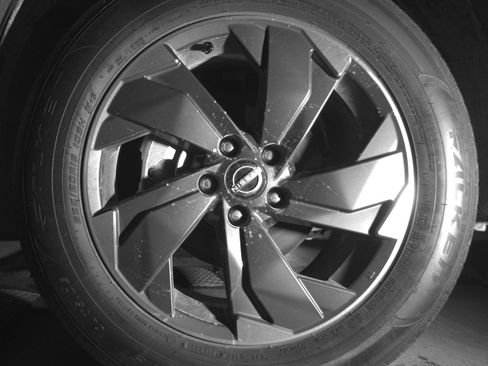 Used 2025 Nissan Rogue SV image 12