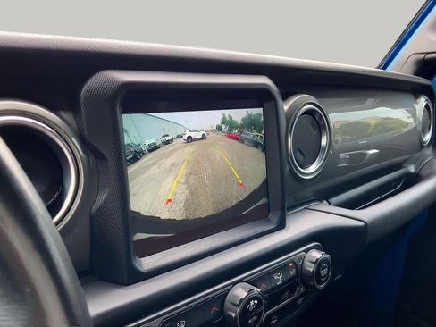 Used 2022 Jeep Wrangler Unlimited Sahara AWD/4WD image 26