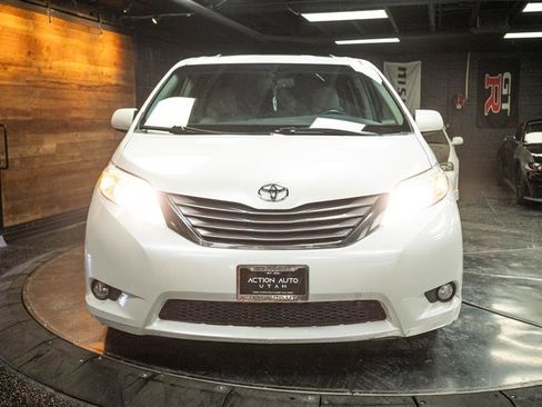 Used 2015 Toyota Sienna XLE w/ XLE Navigation Package image 4