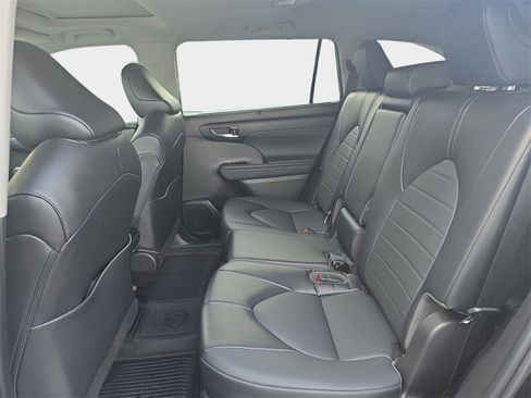 Used 2022 Toyota Highlander XLE image 19