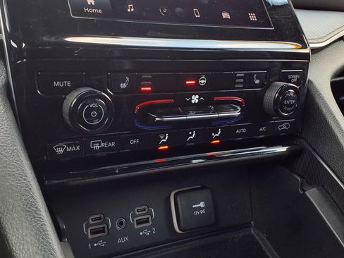 Used 2023 Jeep Grand Cherokee L Laredo image 13