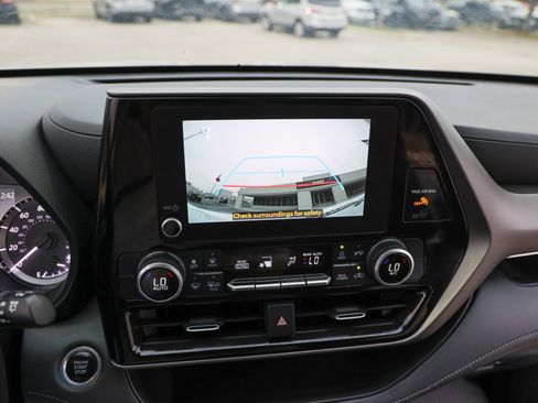 Used 2024 Toyota Highlander LE FWD image 23