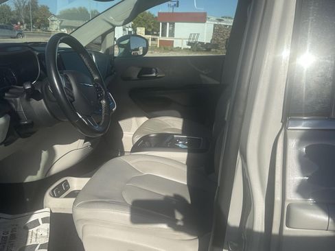 Used 2021 Chrysler Pacifica Touring-L image 16