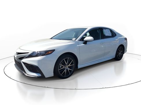 Used 2024 Toyota Camry SE image 3