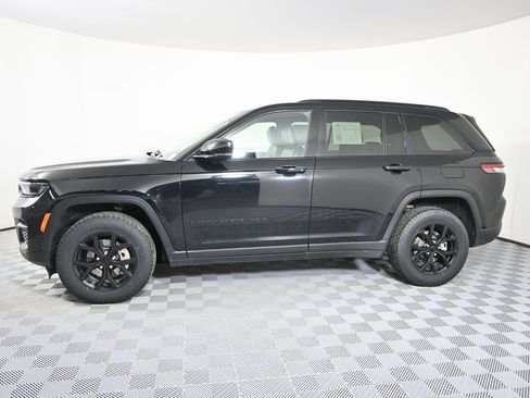 Used 2024 Jeep Grand Cherokee Altitude image 2