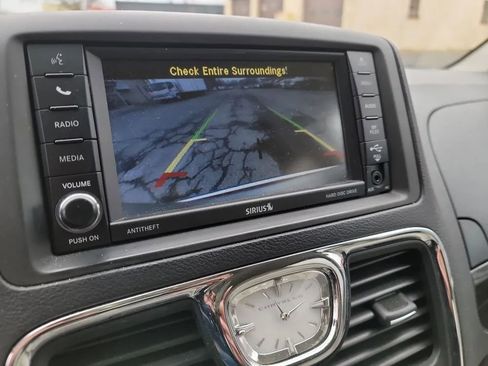 Used 2013 Chrysler Town & Country Touring image 18