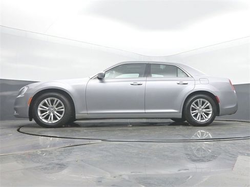 Used 2017 Chrysler 300 C image 47