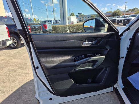 Used 2024 Nissan Pathfinder SL image 14