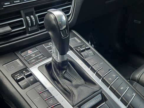 Used 2021 Porsche Macan AWD/4WD image 43