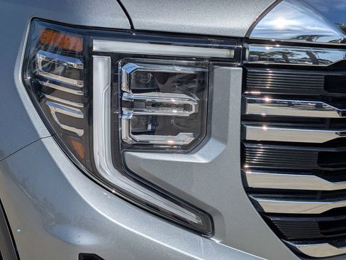 Used 2025 GMC Sierra 1500 SLT AWD/4WD image 9