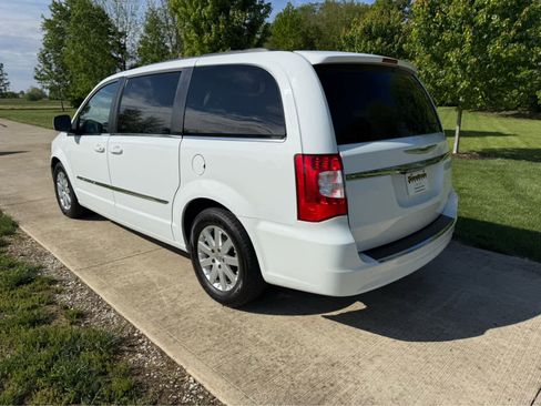 Used 2016 Chrysler Town & Country Touring FWD image 3