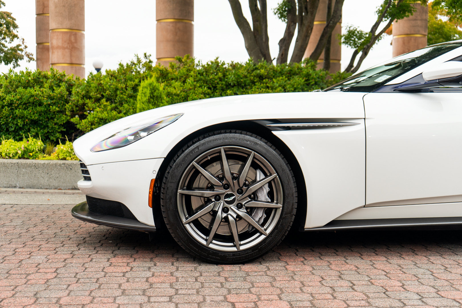Used 2019 Aston Martin DB11 Coupe RWD image 4