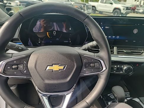 Used 2025 Chevrolet Trax LT w/ LT Convenience Package image 11