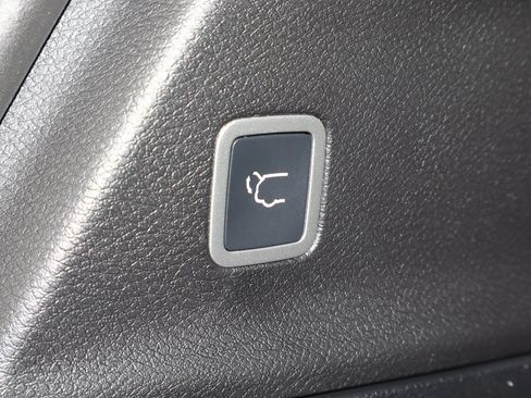 New 2026 Chrysler Pacifica Limited w/ Uconnect Theater Family Group image 20