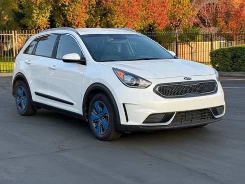 Used 2017 Kia Niro LX image 3