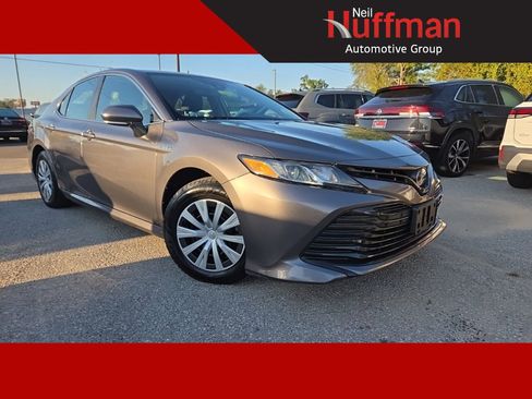 Used 2020 Toyota Camry LE image 1