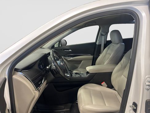 Used 2023 Cadillac XT4 Luxury w/ Cold Weather Package FWD image 11