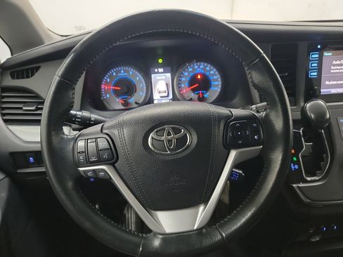Used 2015 Toyota Sienna SE Premium image 17