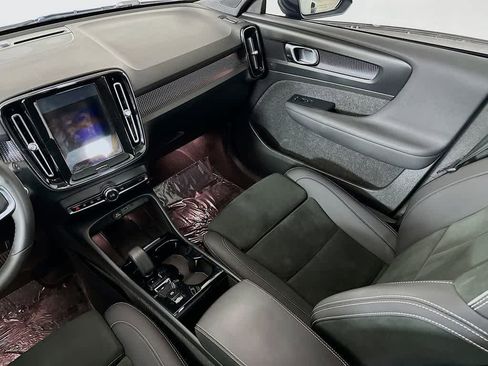 Used 2023 Volvo XC40 B5 Plus image 11