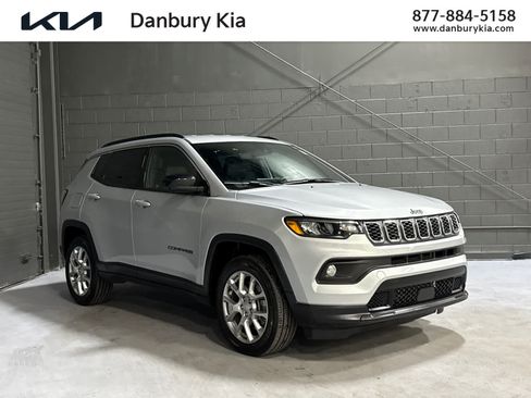 Used 2024 Jeep Compass Latitude AWD/4WD image 1