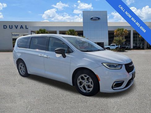 Used 2024 Chrysler Pacifica Limited FWD image 2