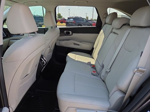 Used 2025 Kia Sorento S w/ Panoramic Sunroof Package AWD/4WD image 11