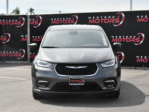Used 2023 Chrysler Pacifica Touring-L FWD image 2
