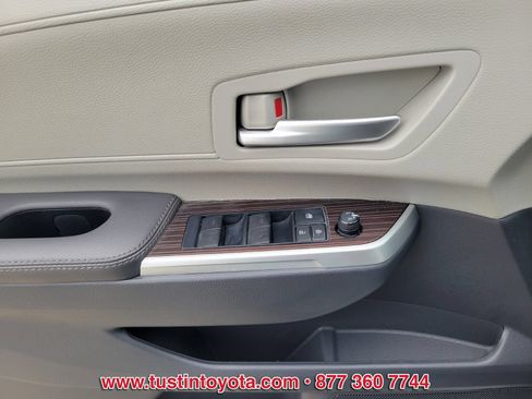 Used 2023 Toyota Sienna XLE FWD image 19