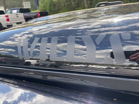 Used 2021 Jeep Gladiator Willys image 13