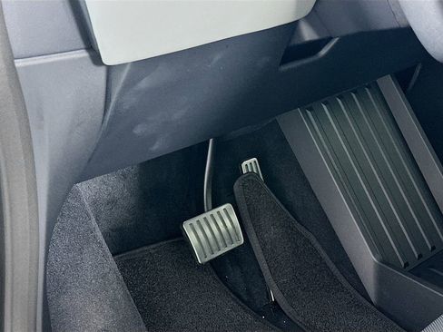 Used 2025 Tesla Cybertruck AWD Crew Cab image 10