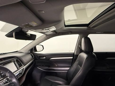 Used 2019 Toyota Highlander XLE FWD image 33