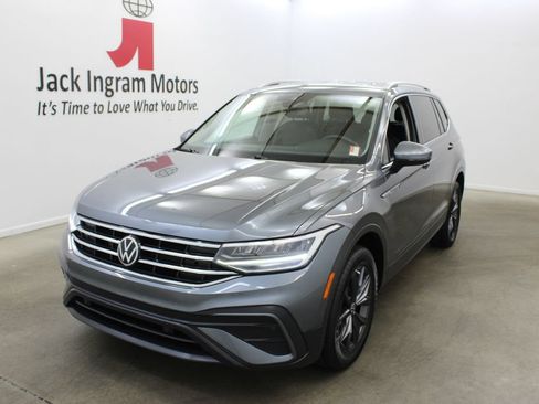 Used 2022 Volkswagen Tiguan SE FWD image 2