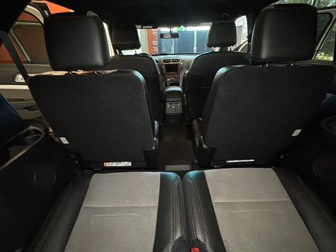 Used 2017 Ford Explorer XLT w/ Equipment Group 202A FWD image 23