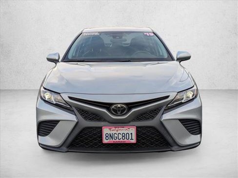 Used 2019 Toyota Camry SE image 2