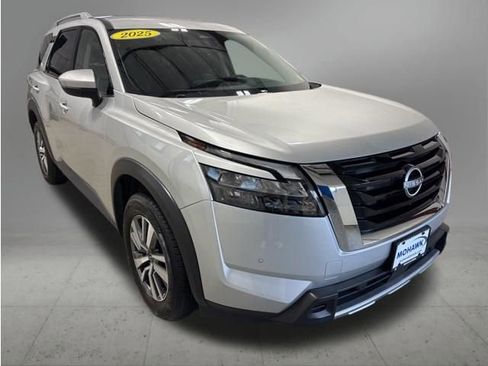 Used 2025 Nissan Pathfinder SL AWD/4WD image 8